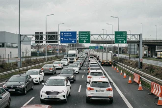 Embouteillage sur le périphérique de Toulouse avec cônes de signalisation et véhicules arrêtés