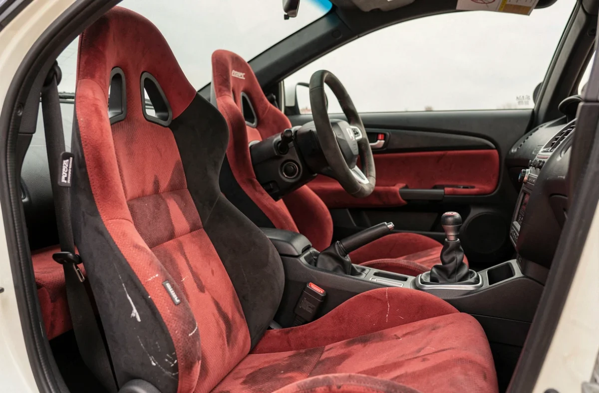Intérieur cockpit Honda Civic EP3 Type R avec sièges Recaro rouge et noir, volant Momo et levier de vitesses court, ambiance sportive authentique