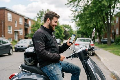 Jeune motard avec scooter en ville souriant