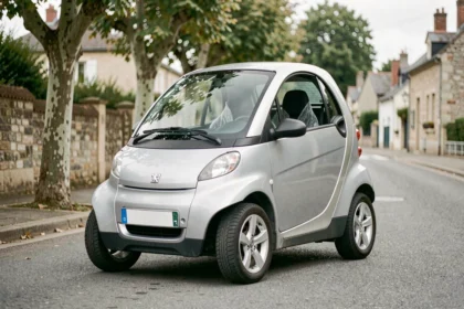 Peugeot voiture sans permis garée dans une rue résidentielle française, vue en angle avant trois-quarts