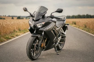 Suzuki GSX-S 125 garée sur une route de campagne vue de trois quarts avant, champs de blé en arrière-plan