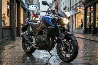 Yamaha MT-125 garée dans une rue urbaine humide, vue 3/4 avant mettant en valeur son design naked agressif et ses détails techniques